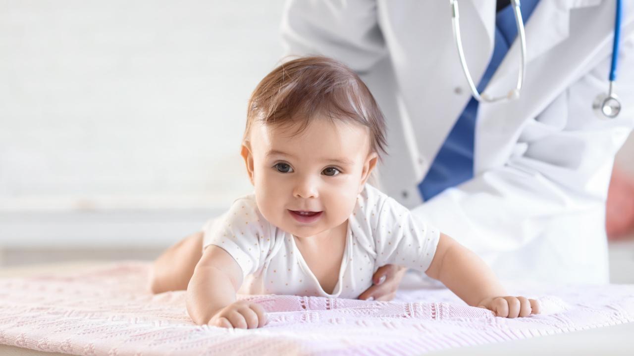 Gydytoja apžiūri kūdikį