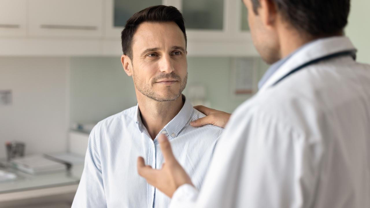 Vyras kalbasi su gydytoju, vyrų hormonų tyrimai vaisingumui ištirti