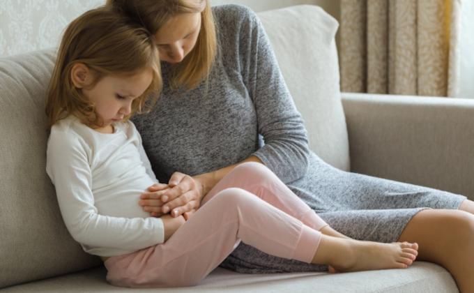 Mama su sergančia dukra, skauda skrandį, norovirusas