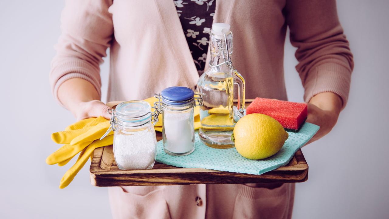 Natūralios valymo priemonės: actas, soda, druska, citrina ir kt.