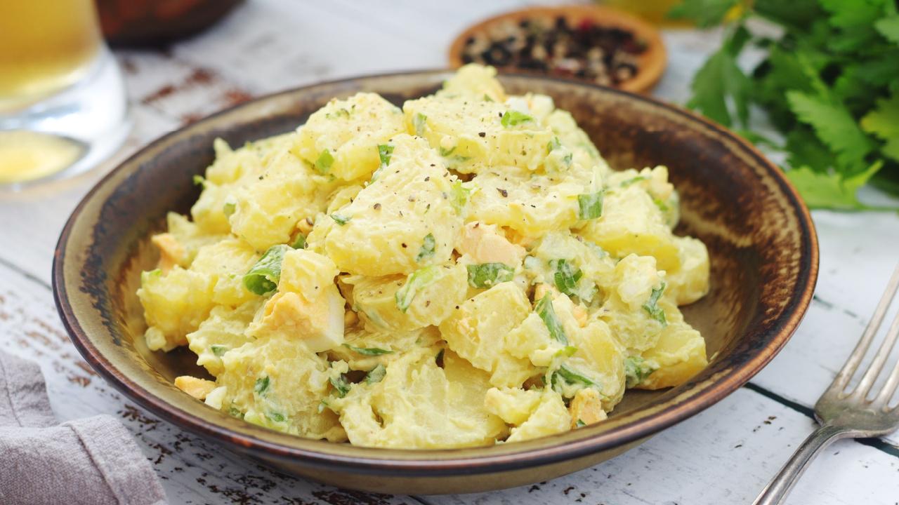 Vokiškos bulvių salotos - mišrainė su kiaušiniais